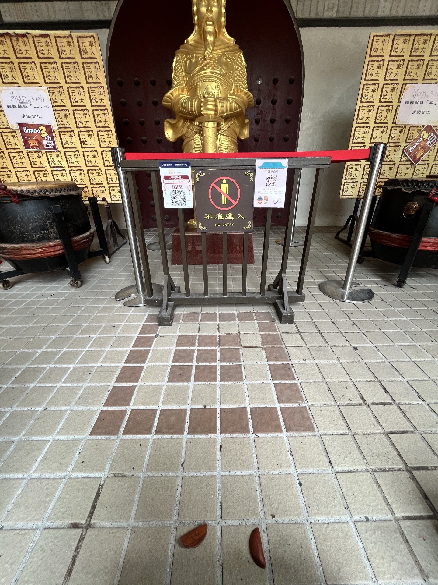 車公廟神像前地上呈一正一反嘅一對聖杯